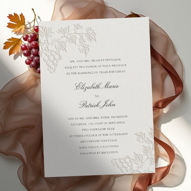 Höst vingård Modern Klassisk Vinery Eckru Bröllop Inbjudningar (fall vineyard wedding invitation grapevine winery formal modern classic black tie ecru faux embossed)