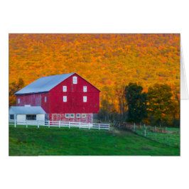 Höstbacke bak röd ladugård hälsningskort