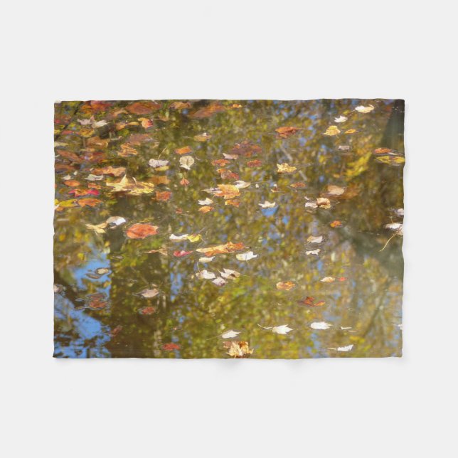 Höstblad och bäckreflektion vid Greenbelt Fleecefilt (Framsidan (Horisontell))