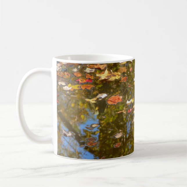Höstblad och bäckreflektion vid Greenbelt Kaffemugg (Vänster)