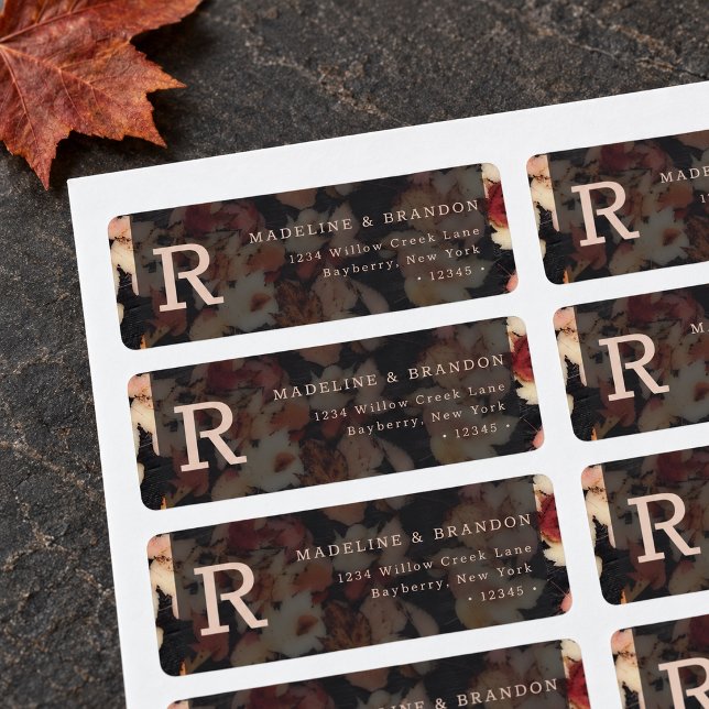 Höstblad Rustik Bröllopsmonogram Returadress Etikett (Return address label with autumn foliage and printed dark wood. Props not included.)