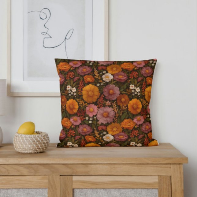 HöstBlommigtar i Bränd Orange och Röd Kudde (Embrace the beauty of fall with this floral pillow. A rich mix of burnt orange and violet flowers.)