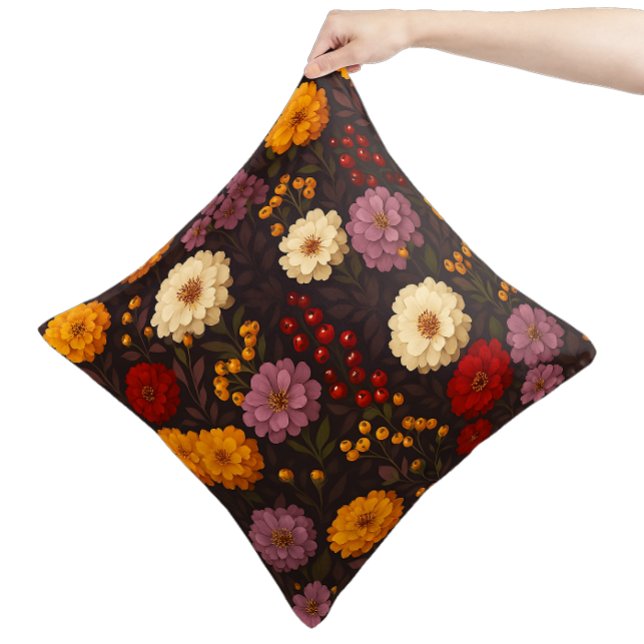 Höstblommor - Farmhouse Boho  Kudde (A cozy touch of fall with rich floral patterns, perfect for adding seasonal charm to your home.)