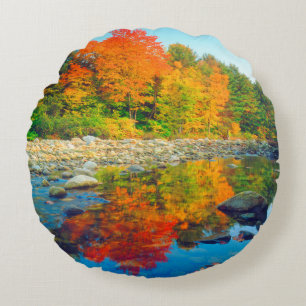 Höstdetaljer reflekteras i en å i Vermont Rund Kudde
