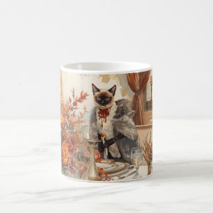 Hösten faller med Falling löv vid middag bord Kaffemugg