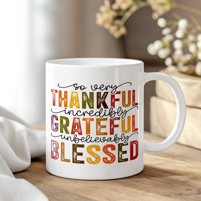 Hösten Färgad Boho Thanksgiving inspirational Kaffemugg (Autumn Colored Boho Thanksgiving Inspirational Coffee Mug on a boho wooden table.)