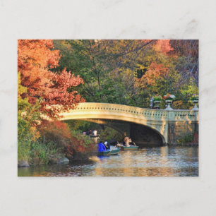 Hösten i Central Park: Boaters by Bow Bridge #01 Vykort