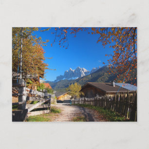 Hösten i en by i Dolomites i Italien Vykort