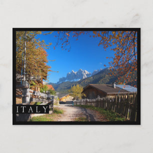 Hösten i en by i Dolomites i Italien Vykort