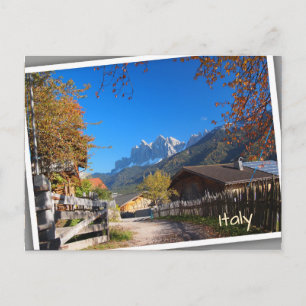 Hösten i en by i Dolomites i Italien Vykort