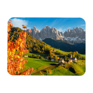 Hösten i ett Dolomitlandskap med kyrka Magnet