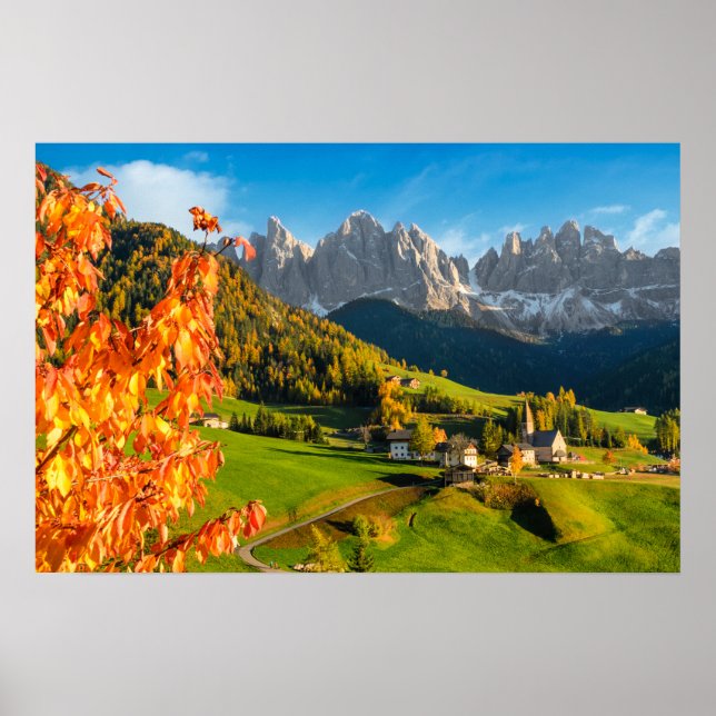 Hösten i ett Dolomitlandskap med kyrka Poster (Framsidan)
