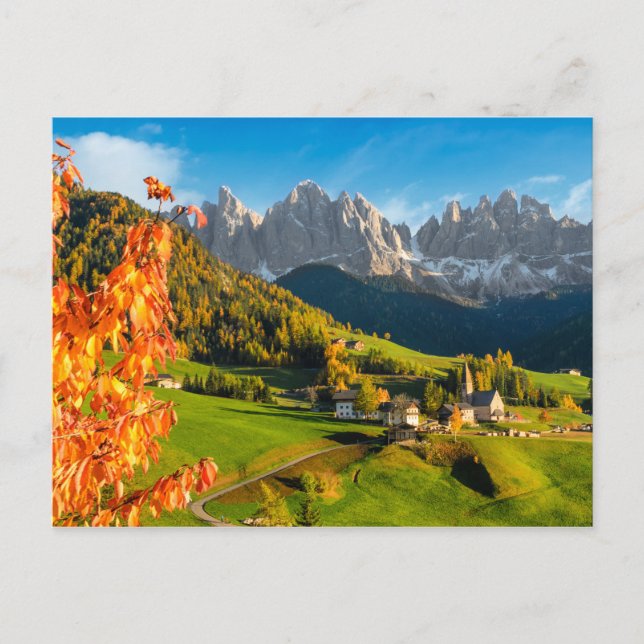 Hösten i ett Dolomitlandskap med kyrka Vykort (Framsida)
