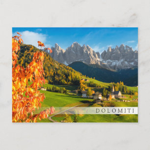 Hösten i ett Dolomitlandskap med kyrka Vykort