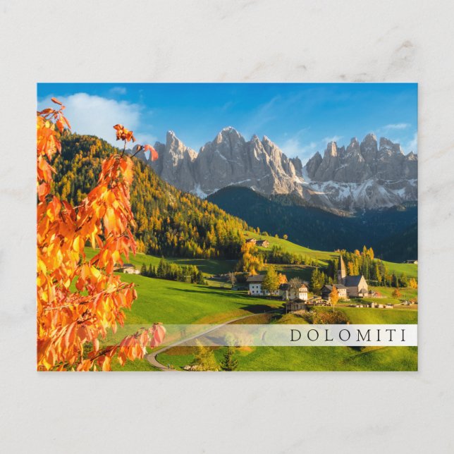 Hösten i ett Dolomitlandskap med kyrka Vykort (Framsida)
