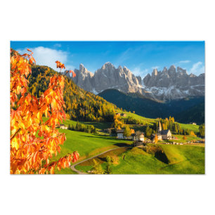 Hösten i landskap Dolomites med kyrkan Fototryck