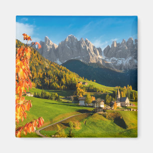 Hösten i landskap Dolomites med kyrkan Magnet