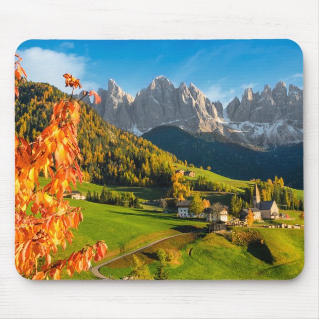 Hösten i landskap Dolomites med kyrkan Musmatta (Framsidan)