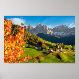 Hösten i landskap Dolomites med kyrkan Poster