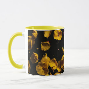 "Hösten: Mugg adorterad med fallande blomma