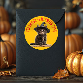 Hösten Orange och Red Kitten Witch Halloween Runt Klistermärke