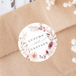 Hösten Romantik Blommigt WAN Bröllop Runt Klistermärke<br><div class="desc">Det här bröllop-dekalet har en vattenfärgad blomkrans av dahlier,  trädgård ro,  peony och vallmo i burgundrött,  maron,   rosa över höst löv. Om du vill ha en mer avancerad anpassning av den här designen klickar du på BLUE DESIGN VERKTYG. Matchande objekt är också tillgängliga.</div>