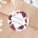 Hösten Romantik Watercolor Blommigt Bröllop Runt Klistermärke<br><div class="desc">Bröllop-dekalen har en vattenfärgad blomkrans av dahlier,  trädgårdsodling av ro och jordnöt i burgundrött,  maron,   rosa över höst löv med diamantform ram. Om du vill ha en mer avancerad anpassning av den här designen klickar du på BLUE DESIGN VERKTYG. Matchande objekt är också tillgängliga.</div>