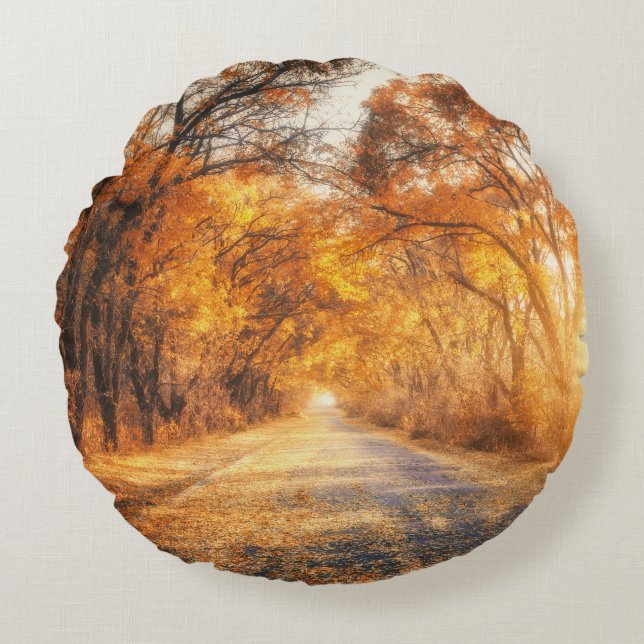 Hösten Sunset: Forest Road Scenery. Rund Kudde (Framsidan)
