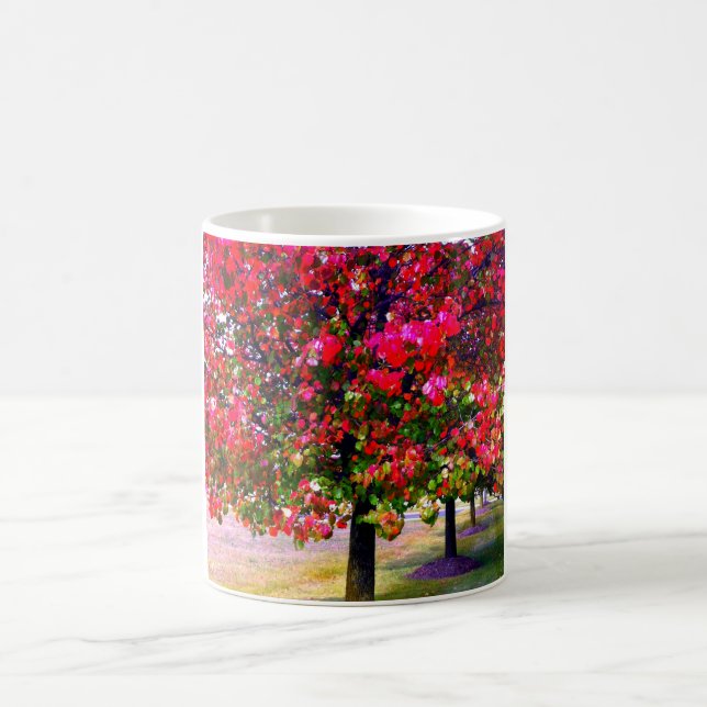 Hösten träd rosa red löv på det imponerande träd kaffemugg (Center)