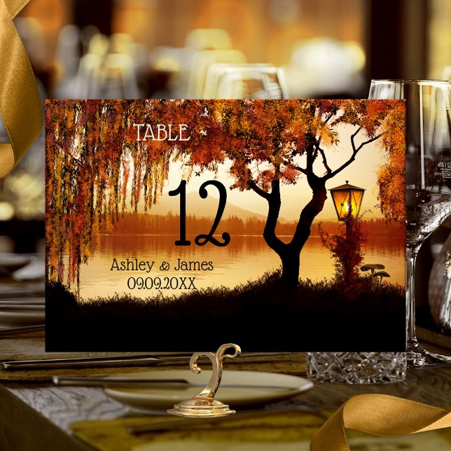 Hösten Träd Sjö View Bröllop Bordsnummer Card (Fall wedding table number card featuring a colorful autumn tree and festive lantern at the waterside)