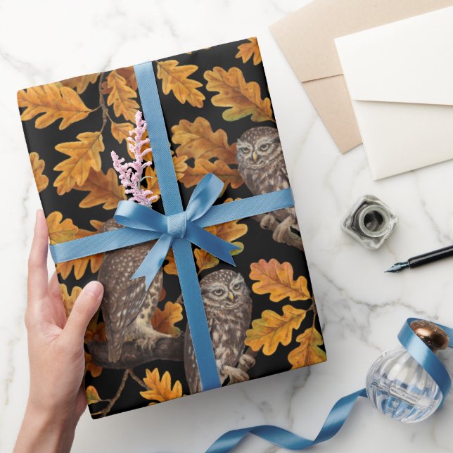 Hösten uggla på svart presentpapper (Gifting)