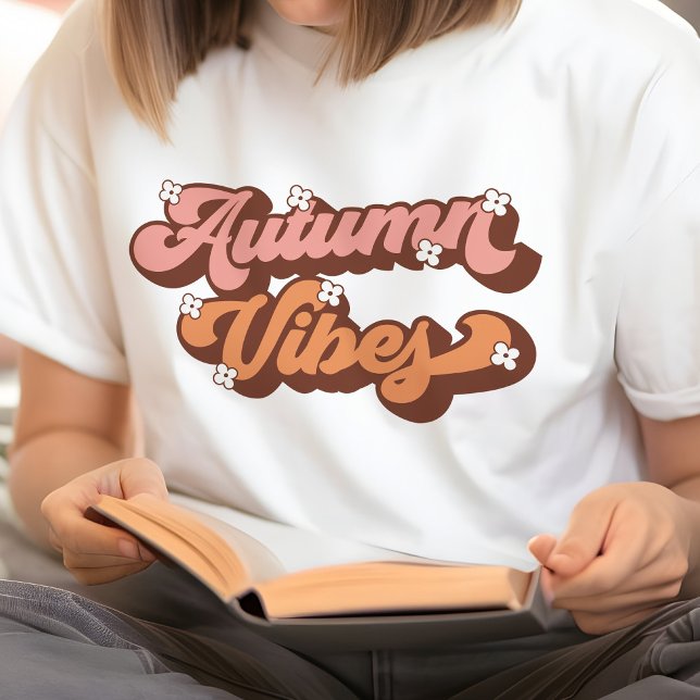 Hösten Vibes Retro Text och Daety Flowers T-Shirt (Skapare uppladdad)