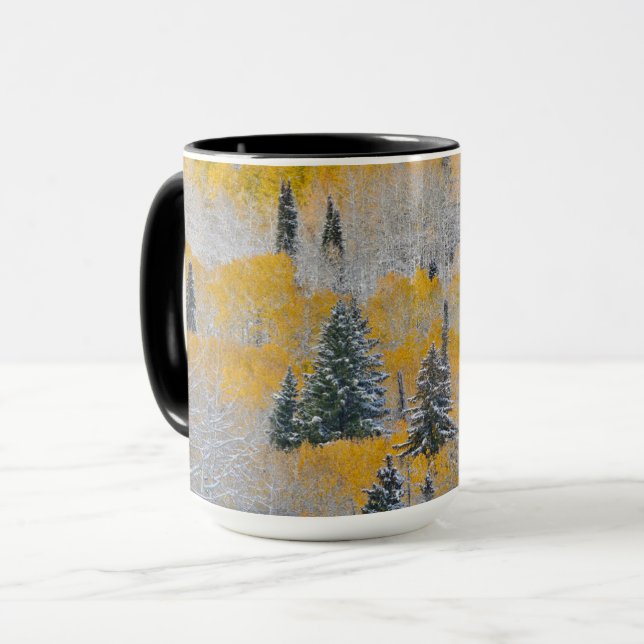Höstfärger av asp och färsk snö Keebler Pass Mugg (Framsida vänster)