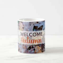 Hösthösten färg med fallande löv brunt blad kaffemugg
