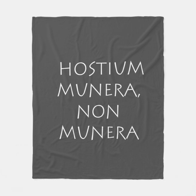 Hostium munera non munera fleecefilt (Framsidan)