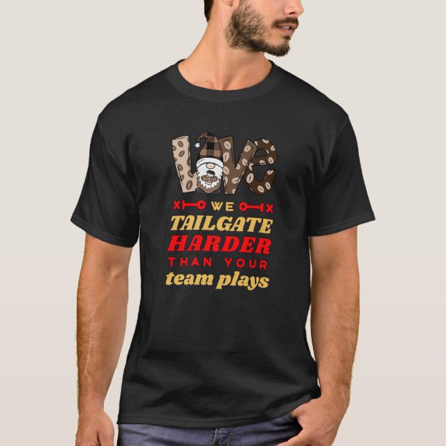 Höstkaffe Cornhole Gnome Fall BBQ Grilling Tai T Shirt (Framsida)