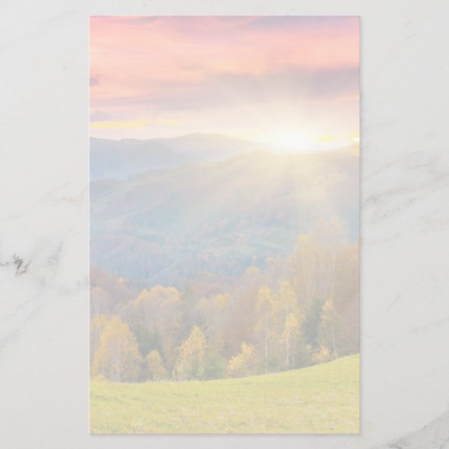 Höstlandskap i bergsområden med skog brevpapper (Framsida)