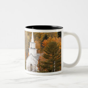 Höstlandskap med kyrka, Vermont, USA Två-Tonad Mugg