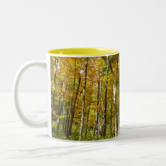Höstlandskap med skog av gula blad Två-Tonad mugg (Vänster)