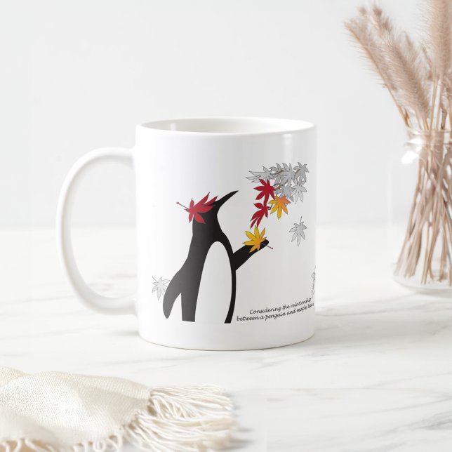 Höstlönnblad och rolig pingvin kaffemugg (Skapare uppladdad)