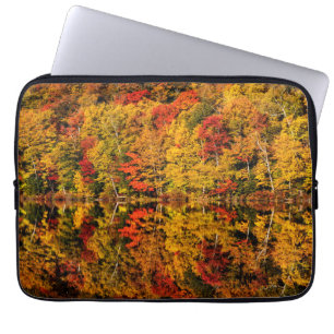 Höstreflektion över Russell Pond New Hampshire Laptop Fodral