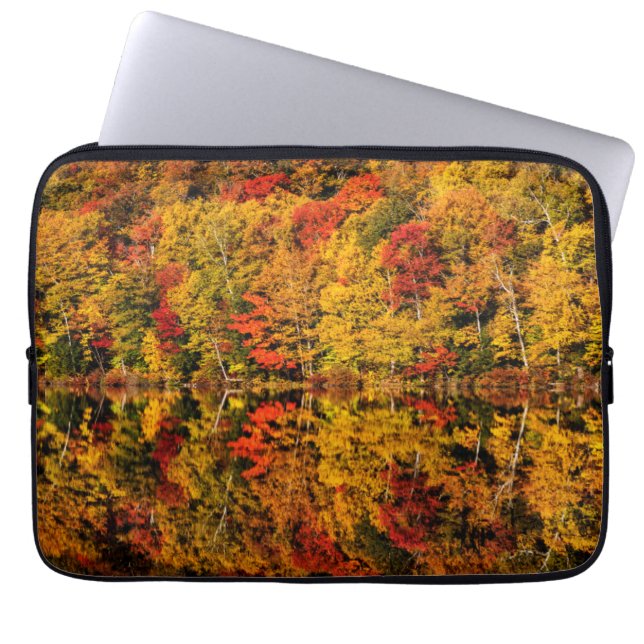 Höstreflektion över Russell Pond | New Hampshire Laptop Fodral (Framsidan)