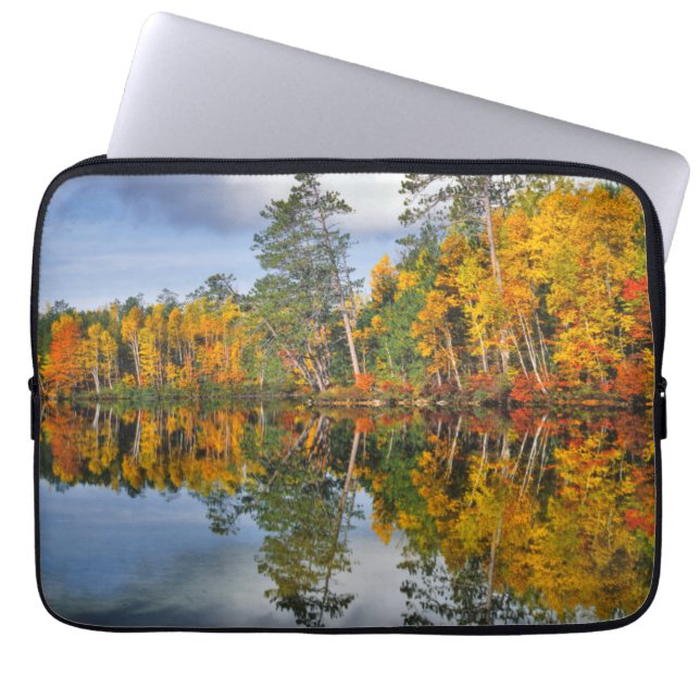 Höstreflektioner i damm, Maine Laptop Sleeve (Framsidan)