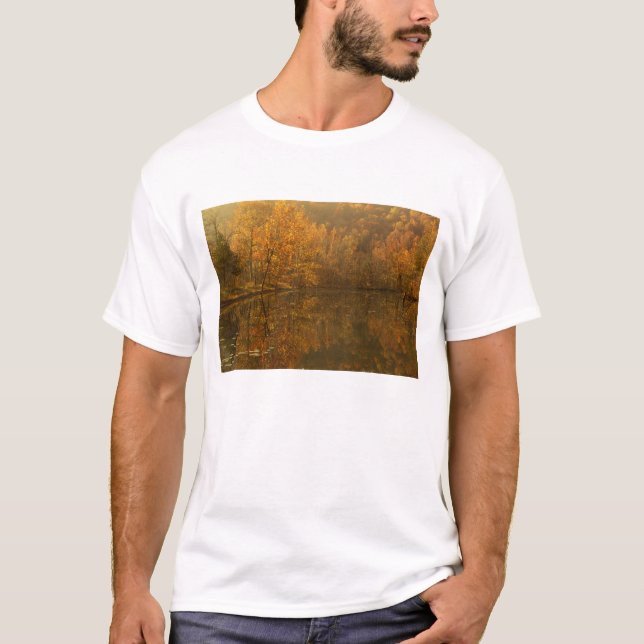 Höstreflektioner på dammen. t-shirt (Framsida)