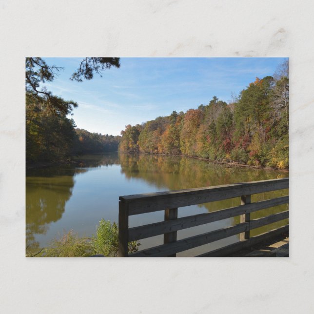 Höstreflexioner om Sjö vid Rustic Wooden Bridge Vykort (Framsida)