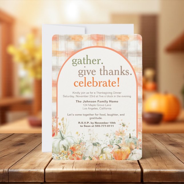 Höstsamling Thanksgiving-inbjudningar Gingham Inbjudningar (Gather Give Thanks Celebrate arch Thanksgiving invitation card with gingham pattern”)