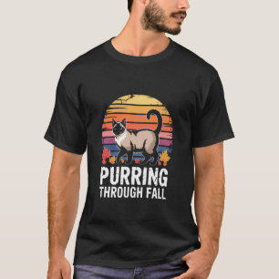 Höstsiamesisk katt som går genom löv 1 t shirt