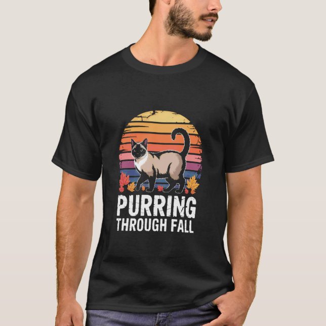 Höstsiamesisk katt som går genom löv 1 t shirt (Framsida)