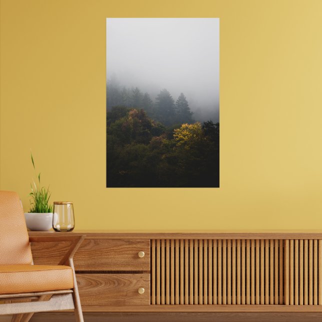 Höstskog insvept i dimma poster (Vardagsrum 2)