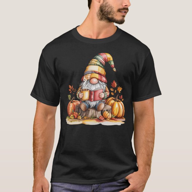 Hösttomte läser bok med pumpor t shirt (Framsida)